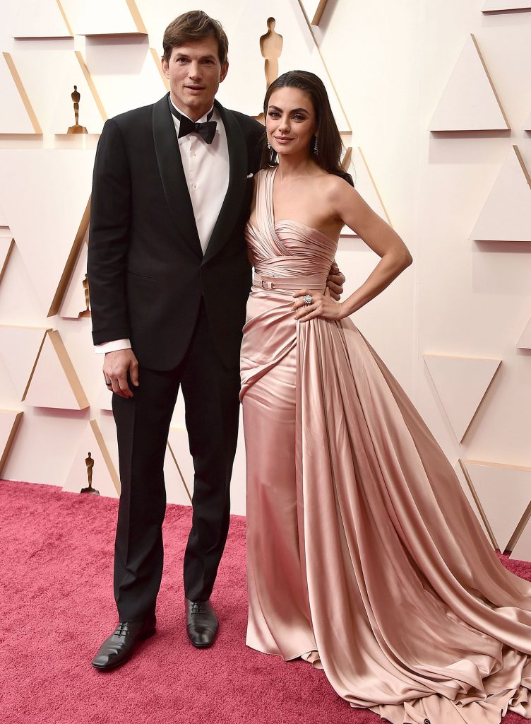 Mila-Kunis-and-Ashton-Kutcher-Make-Rare-Red-Carpet-Appearance-at-Oscars-2022-4