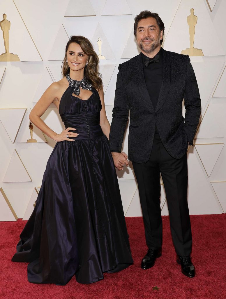 HOLLYWOOD, CALIFORNIA - MARCH 27: (L-R) Penélope Cruz and Javier Bardem attend the 94th Annual Academy Awards at Hollywood and Highland on March 27, 2022 in Hollywood, California. (Photo by Mike Coppola/Getty Images)