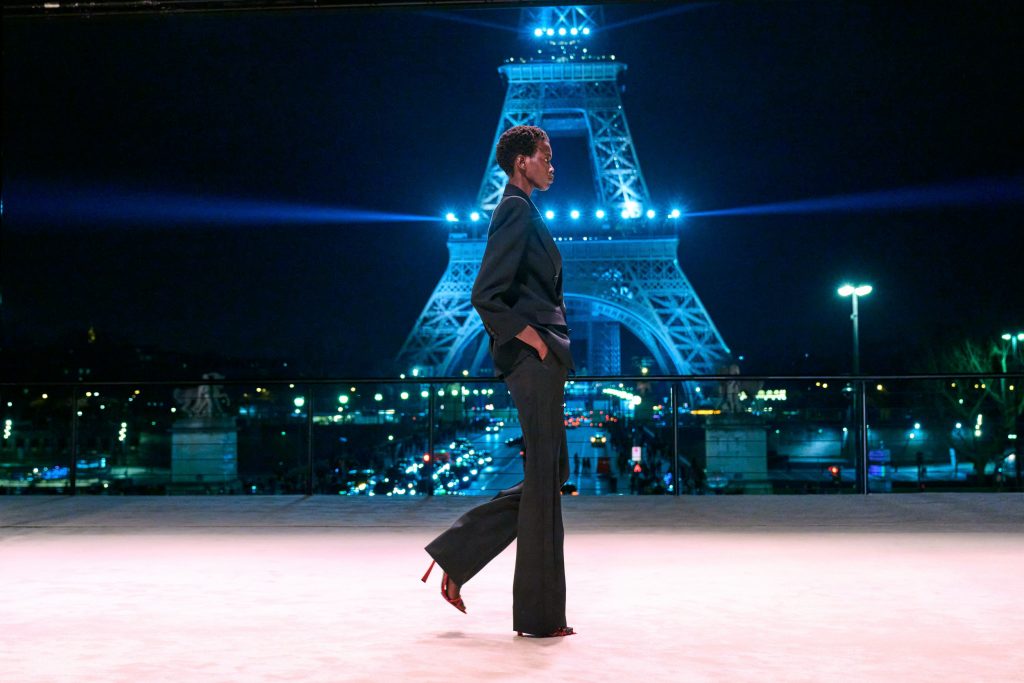 Saint Laurent se inspira en una heredera de los años 20 para presentar su colección otoño 2022