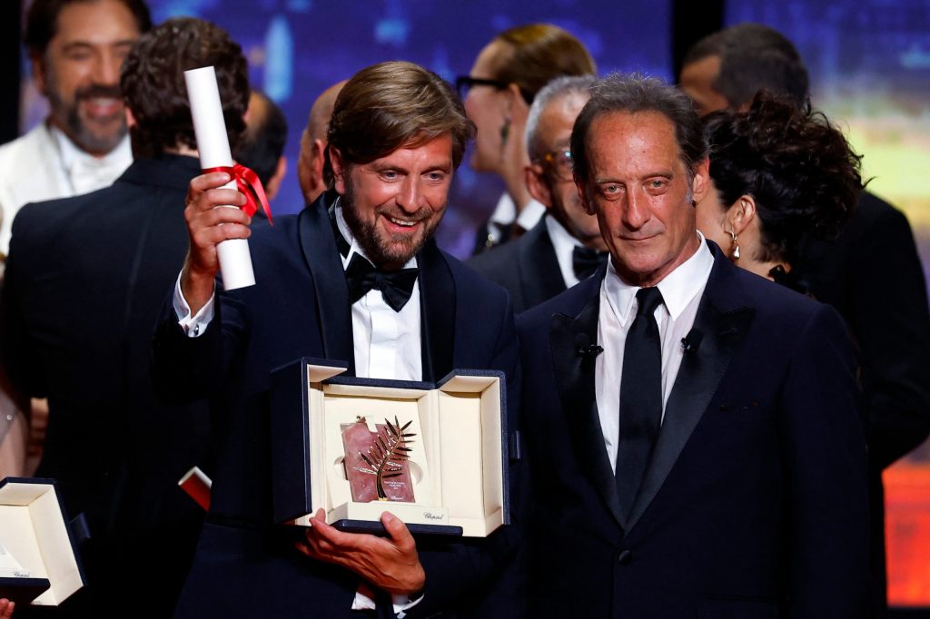 Festival de Cine de Cannes 2022 cierra por todo lo alto. Película «Triangle of Sadness» de Ruben Östlund gana la Palma de Oro