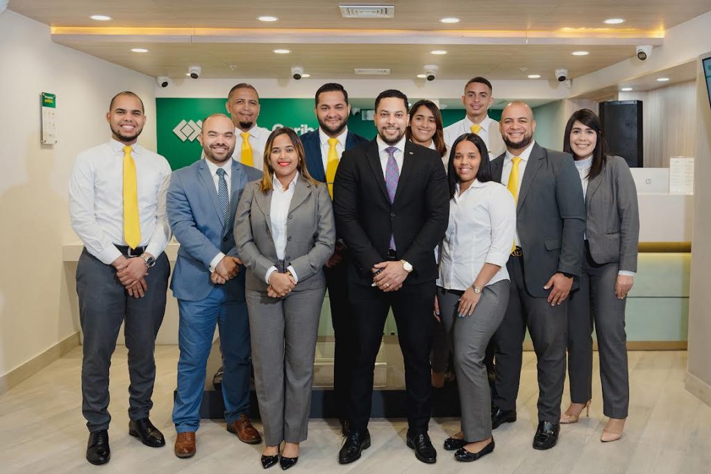 Parte del equipo de trabajo de la nueva sucursal de Banco Caribe en Ágora Mall.