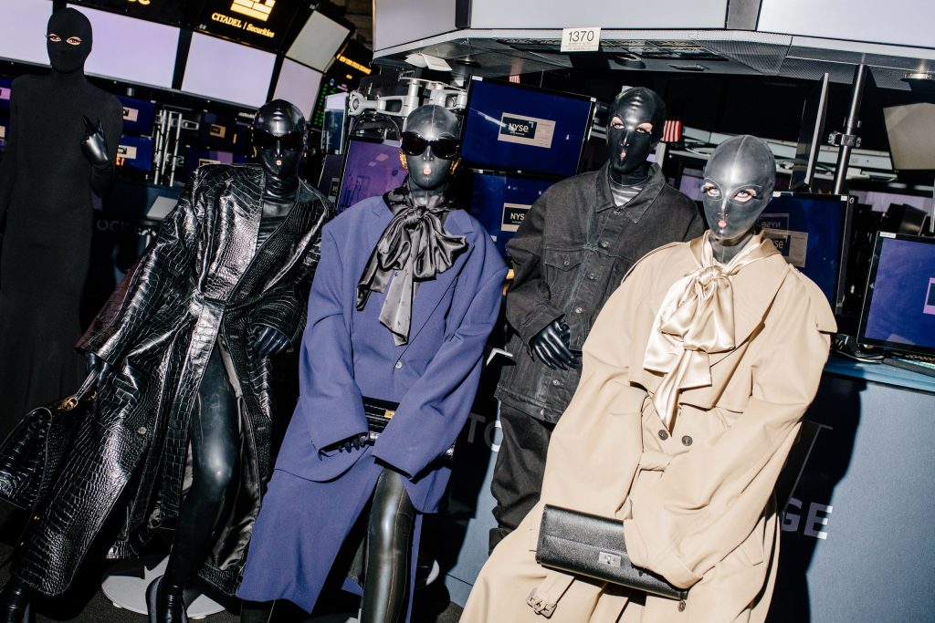 Balenciaga presenta su colección Resort 2023 desde la Bolsa de Valores de Nueva York