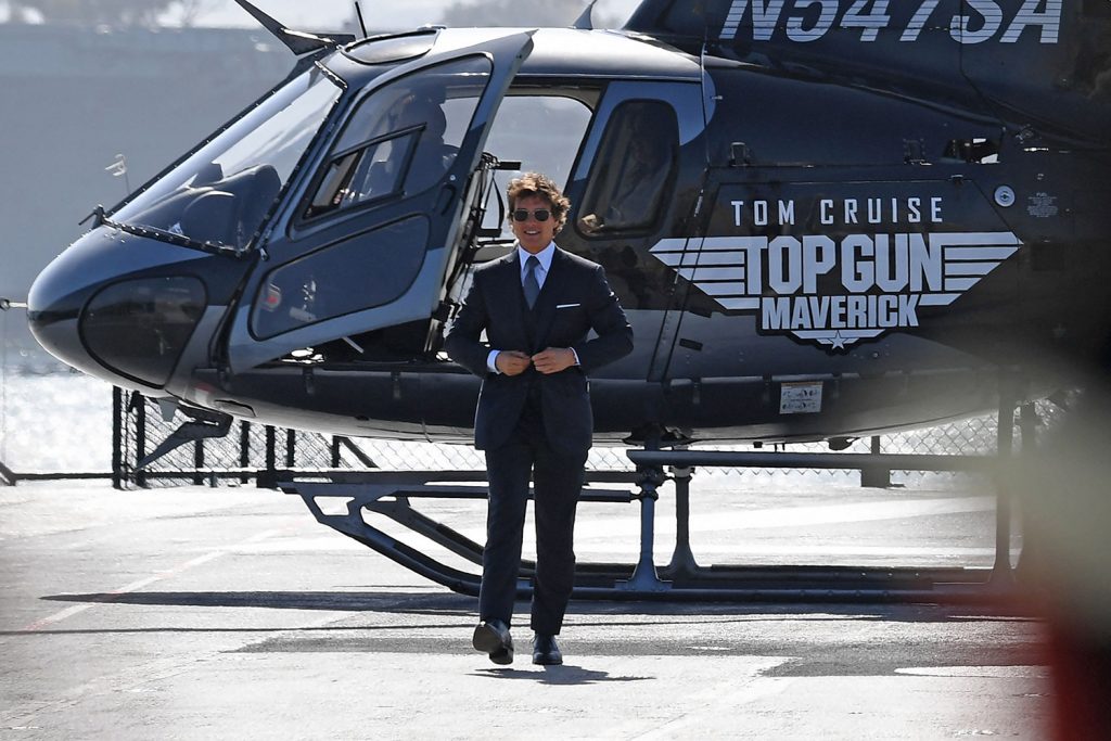 Tom Cruise llega en helicóptero a premier de «Top Gun: Maverick»
