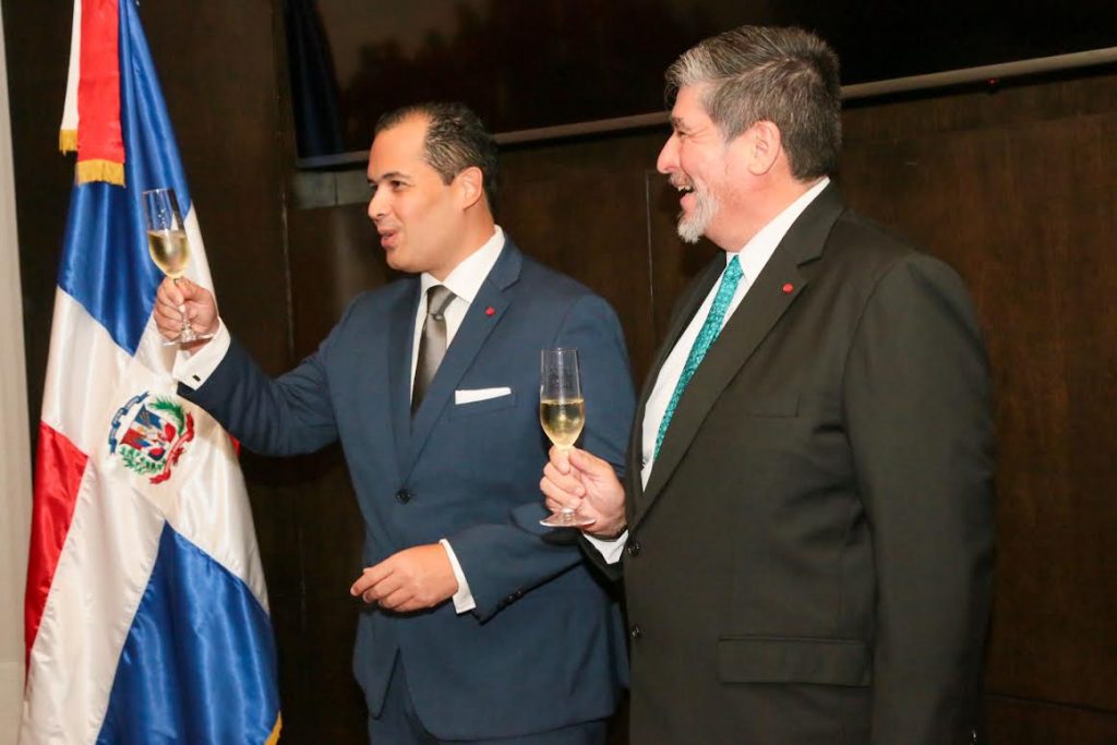 José Manuel Romero-Decano del Cuerpo Consular en RD y Carlos Peñafiel-Embajador de Mexico durante el brindis por su despedida