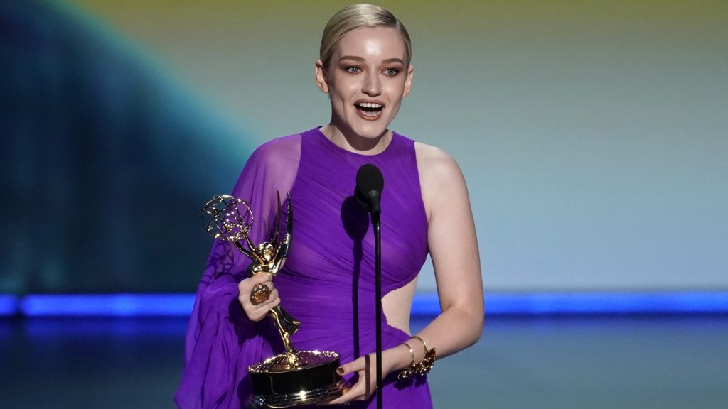 Actriz Julia Garner podría ser la protagonista en próxima película sobre la vida de Madonna