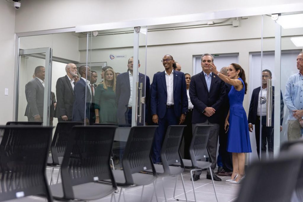 Comité ejecutivo de Fedofútbol da un recorrido por las remodeladas instalaciones al presidente de la República, Luis Abinader