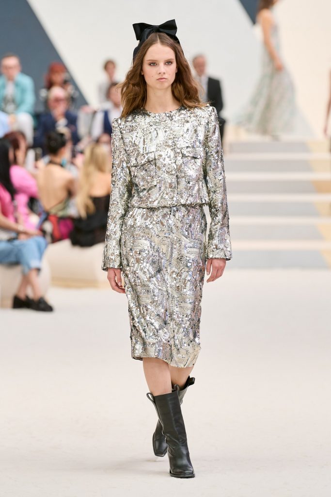 00026-chanel-fall-2022-couture-credit-gorunway
