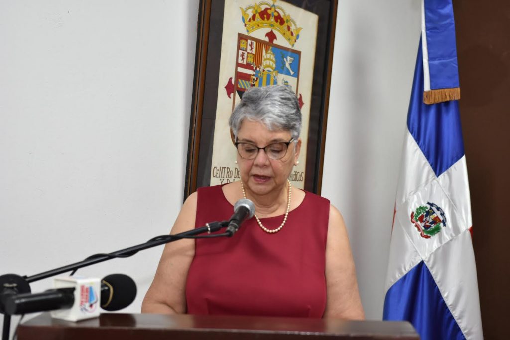Interviene en el acto, la historiadora María Filomena González Canalda, Premio Nacional de Literatura y coautora de la nueva publicación.