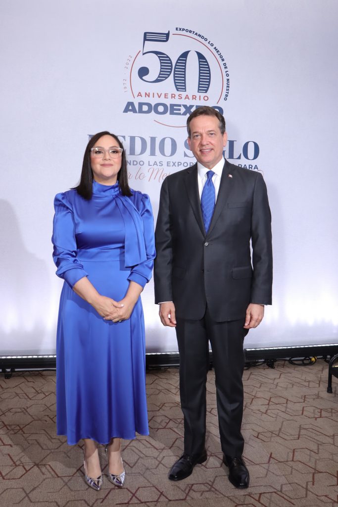 La presidenta de ADOEXPO, Elizabeth Mena y el ministro Víctor Bisonó.