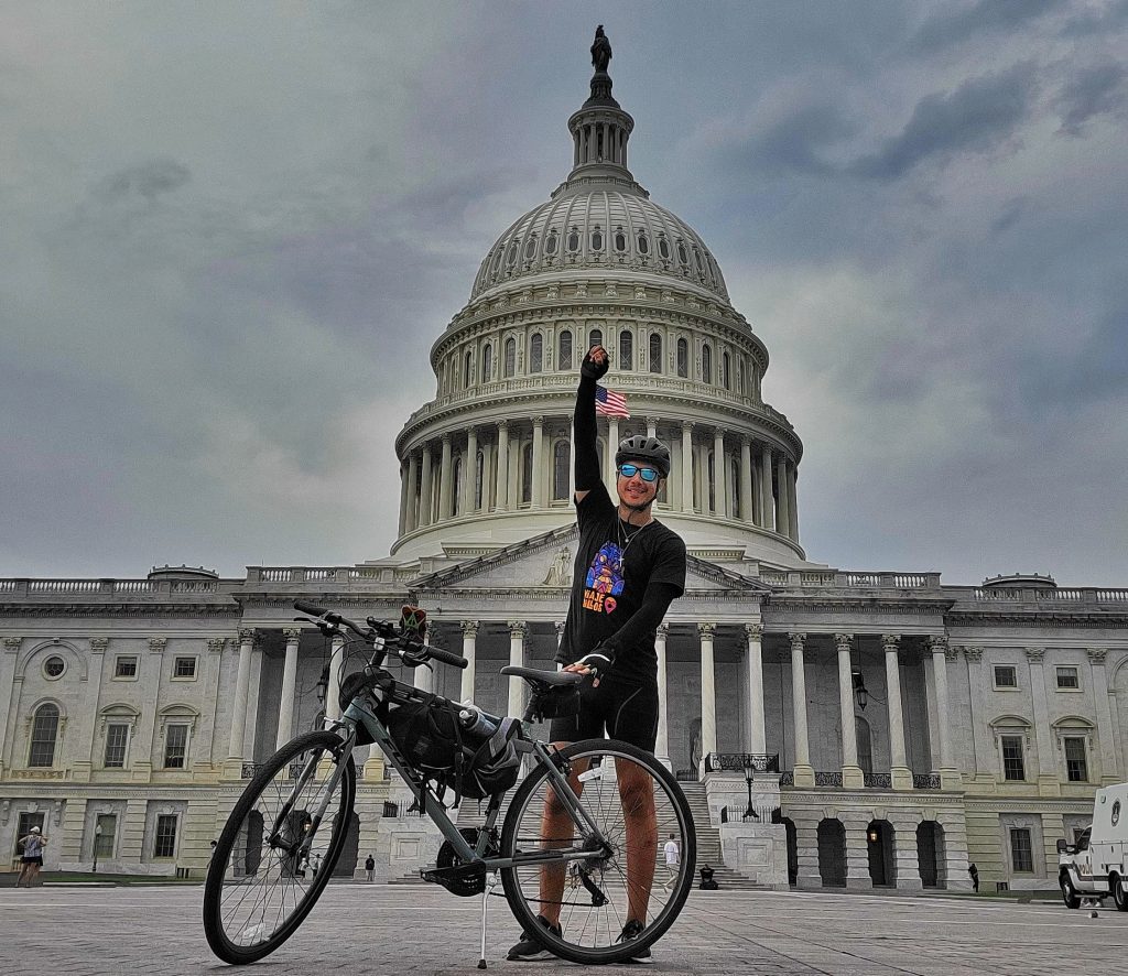 JOEL ANICO DE NEW YORK A MIAMI EN BICILETA