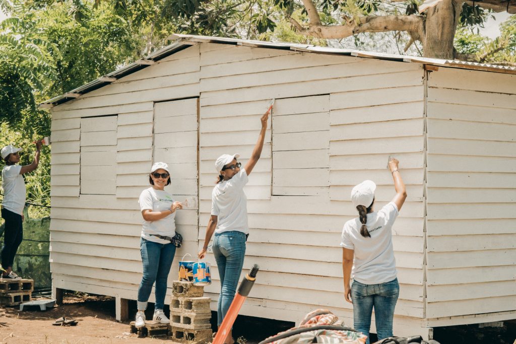 Voluntariado de Banco Caribe participa en “Pintaton” de entidad Techo RD