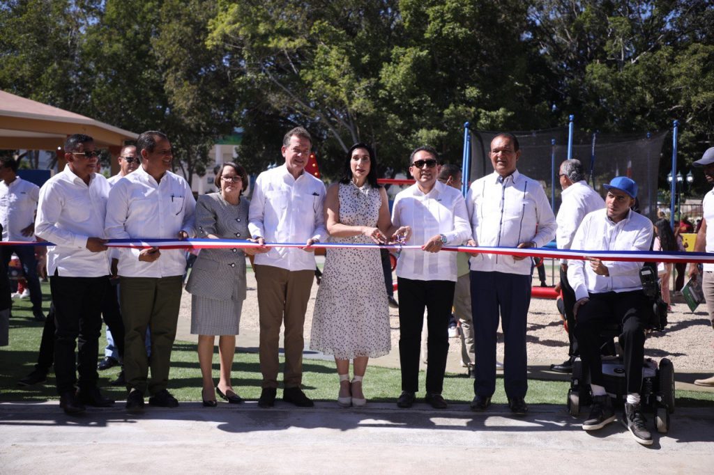 Primera dama, MICM e Industrias San Miguel remozan Parque Central de Sabaneta