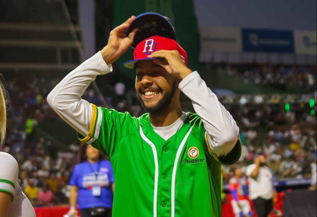 Cerveza Presidente sorprende a fanático durante “Día de Leyendas”