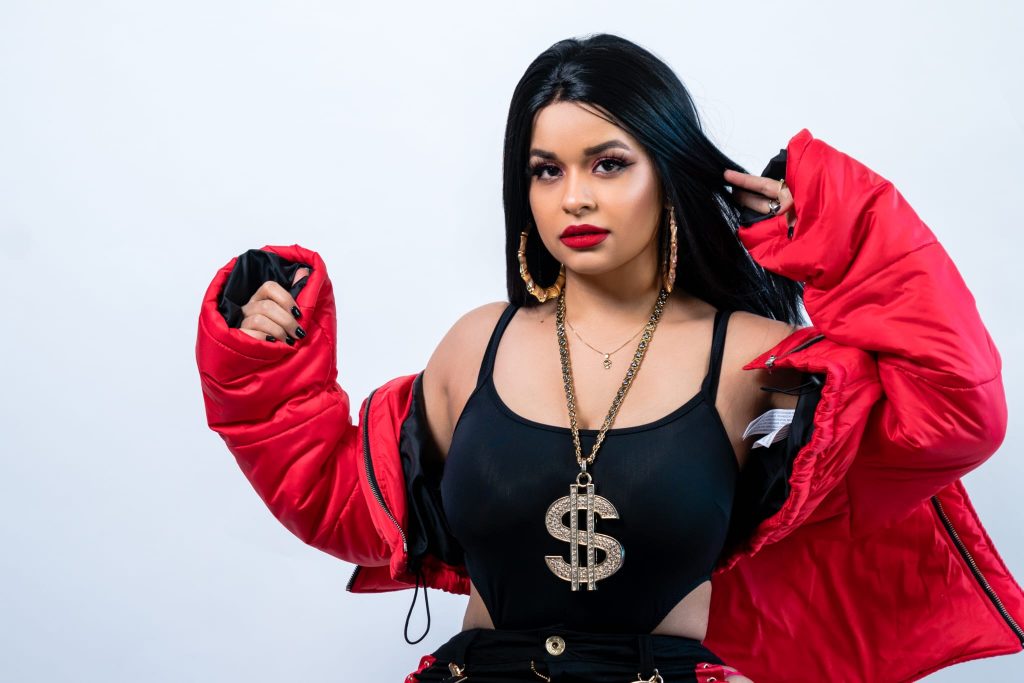 Ely la voz de miel, nueva exponente de música urbana