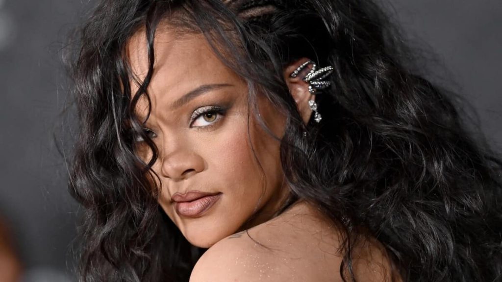 Rihanna muestra adelanto de cara a su show del Super Bowl