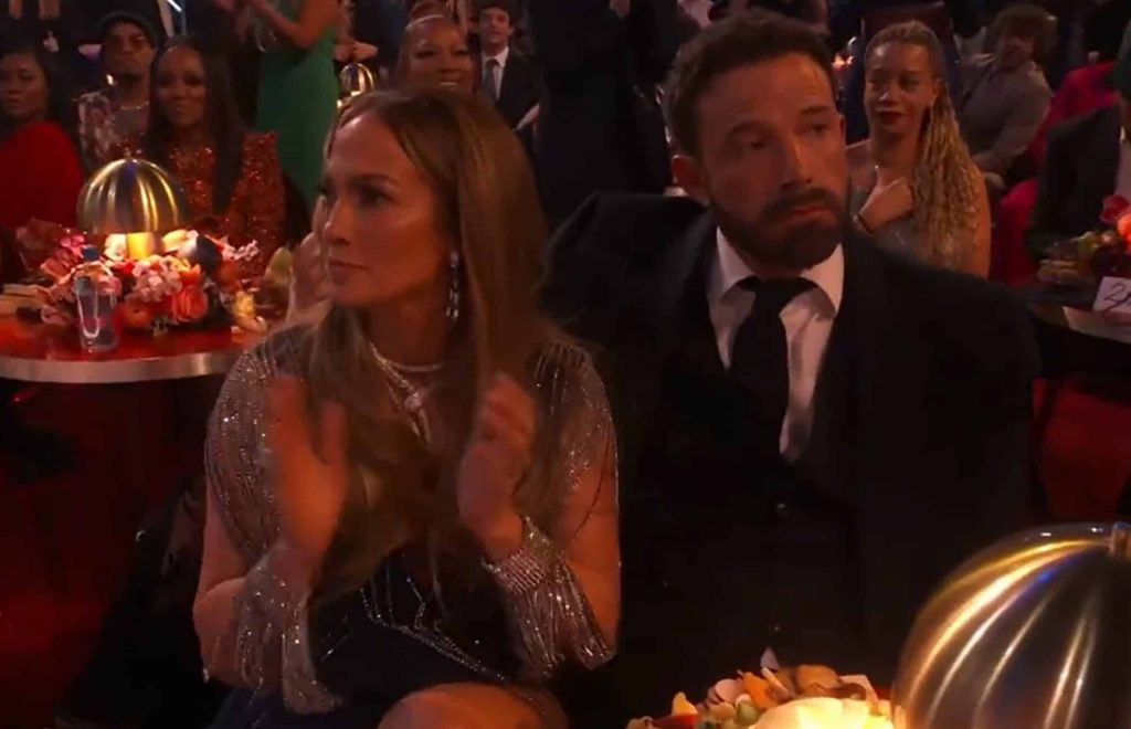 Ben Affleck y su cara de aburrimiento en los Grammy