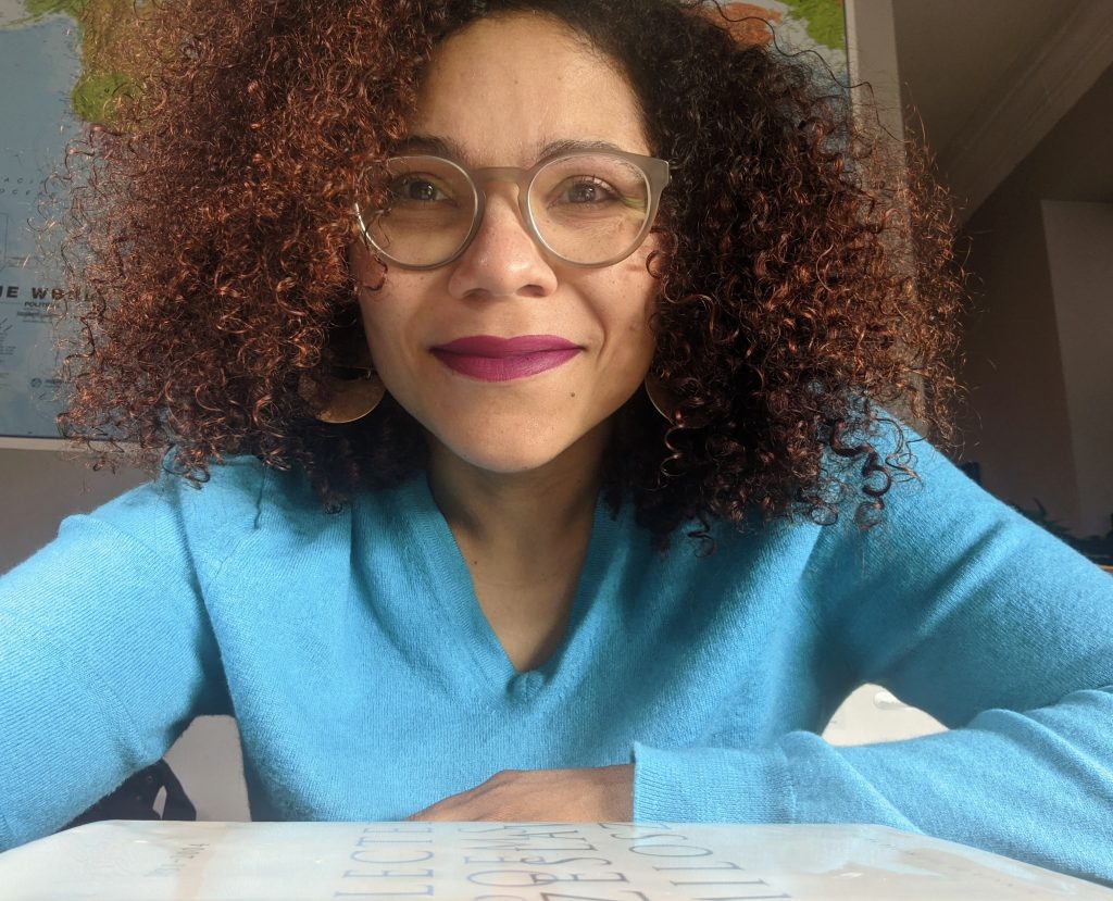 Escritora Deidamia Galán publica reedición bilingüe de su poemario “Para romper este silencio”